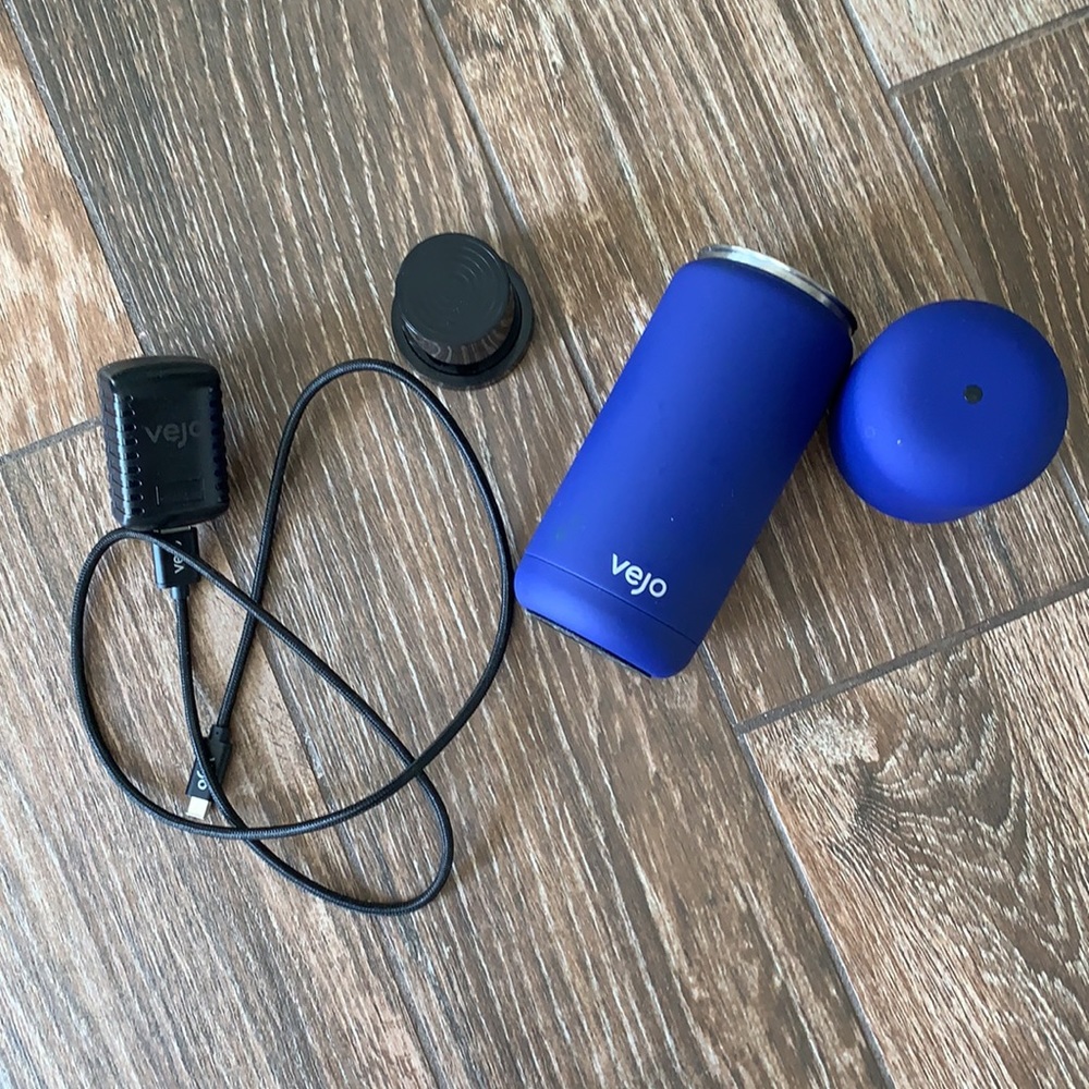 Vejo pod based personal smoothie blender